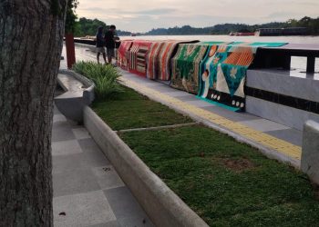 Warga Keluhkan Penjemuran Ambal di Tepian Bandara Berau yang Mengganggu Pemandangan