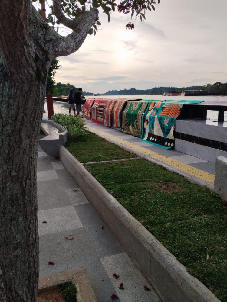 Warga Keluhkan Penjemuran Ambal di Tepian Bandara Berau yang Mengganggu Pemandangan