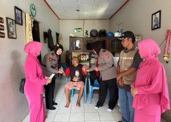 Polwan Ditpamobvit dan Bhayangkari Daerah Kaltim Gelar Kegiatan Berbagi untuk Warga Prapatan Dalam