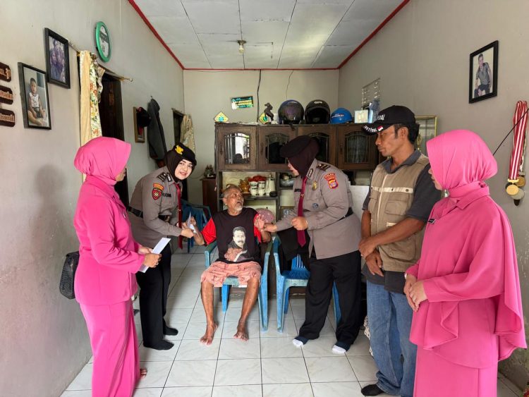 Polwan Ditpamobvit dan Bhayangkari Daerah Kaltim Gelar Kegiatan Berbagi untuk Warga Prapatan Dalam