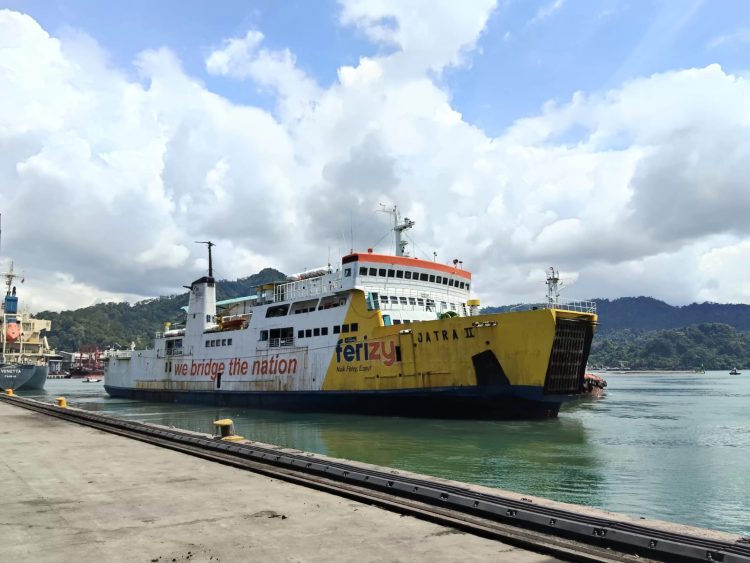 KMP Jatra II Milik ASDP Gerak Cepat Pulihkan Bencana Sumatera, Angkut 50 Ton Bahan Pokok dan 7 Excavator Menuju Sibolga