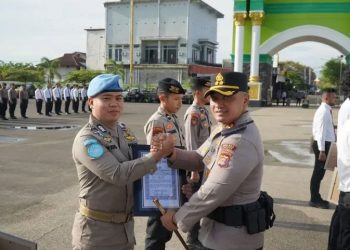 23 Personel Polres Paser Terima Penghargaan atas Prestasi dan Dedikasi dalam Bertugas