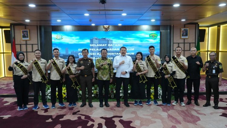 JAKSA AGUNG TERIMA KUNJUNGAN DUTA PELAJAR SADAR HUKUM KALTIM 2025