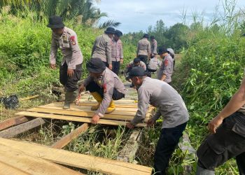 Kompi 2 Brimob Paser Perbaiki Jembatan Penghubung Dua Desa, Permudah Mobilitas Warga dan Pelajar