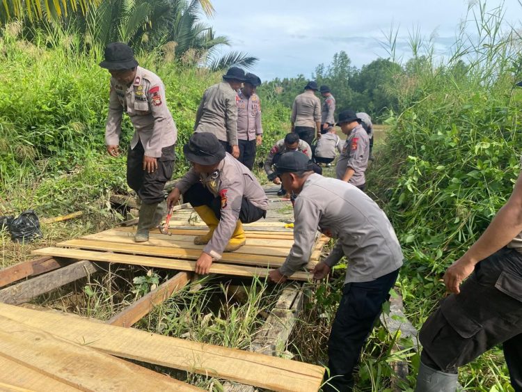 Kompi 2 Brimob Paser Perbaiki Jembatan Penghubung Dua Desa, Permudah Mobilitas Warga dan Pelajar