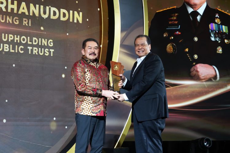 Jaksa Agung ST Burhanuddin Terima Penghargaan CNBC Indonesia CGC Awards 2025