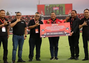 Suporter dan Panitia Turnamen Soekarno Cup Serahkan Donasi untuk Korban Bencana Banjir Sumatera