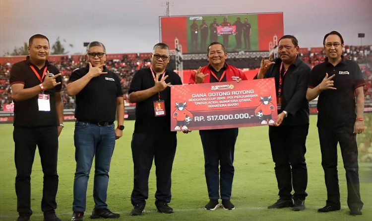 Suporter dan Panitia Turnamen Soekarno Cup Serahkan Donasi untuk Korban Bencana Banjir Sumatera