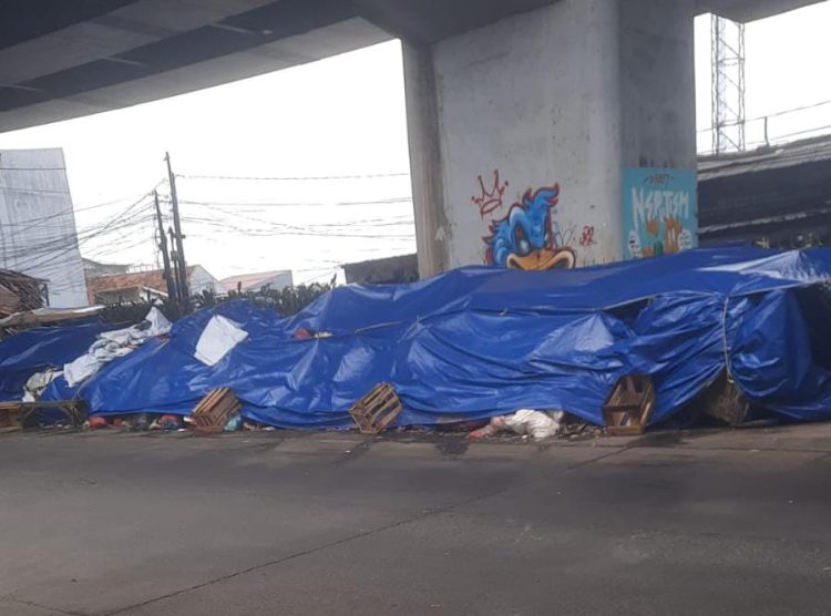 Menutup Tumpukan Sampah dengan Plastik di Kota Tangsel : Bukan Solusi, tapi Menunda Bencana