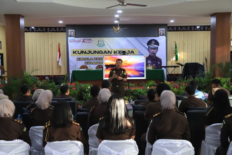 KAJATI KALTIM KUNJUNGI KEJARI KUTAI BARAT, TEKANKAN KERJA PROFESIONAL DAN KESIAPAN HADAPI PEMBERLAKUAN KUHP DAN KUHAP BARU