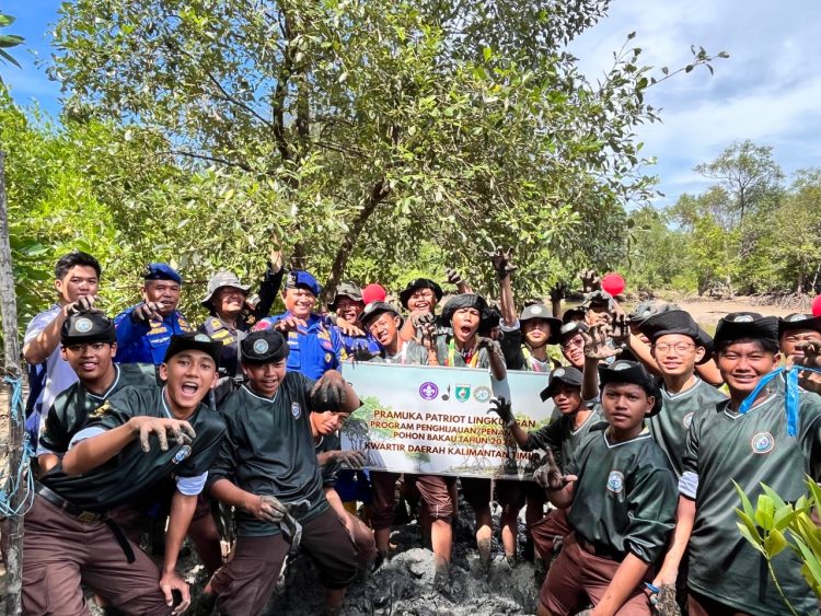 Ditpolairud Polda Kaltim Dukung Pramuka Patriot Lingkungan, Tanam Ratusan Mangrove di Pantai Lamaru
