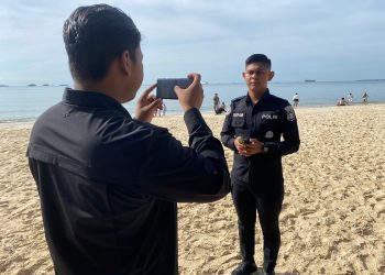 Personel Polda Kaltim Pantau Situasi Pantai Kemala di Masa Libur Nataru 2025–2026