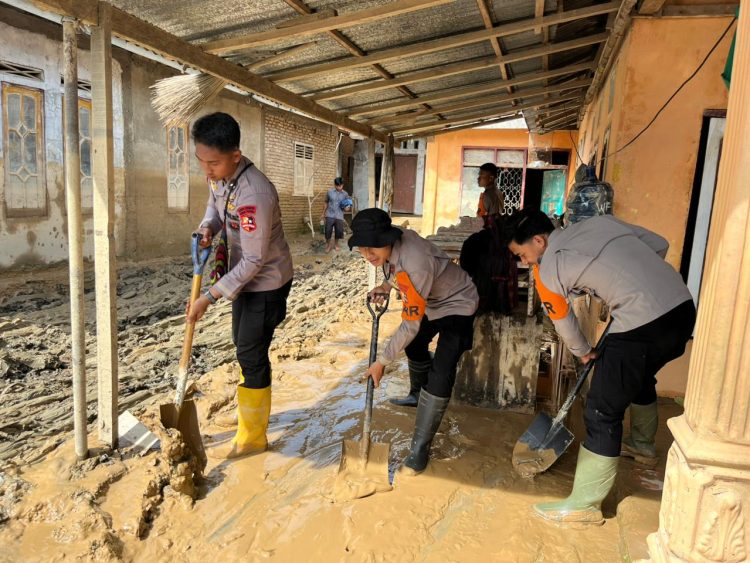 Brimob Polri Perkuat Pemulihan Warga Padang Pariaman Melalui Penyediaan Air Bersih, Huntara dan Akses Jalan