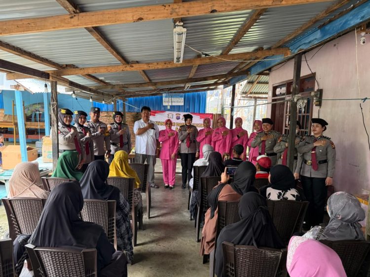 Polwan dan Bhayangkari Polda Kaltim Berbagi, Salurkan Bantuan kepada Warga Kelurahan Manggar