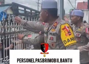 Personel Pasbrimob II Sigap Cegah Dehidrasi Jamaah di Tengah Kepadatan Hampir 5 Juta Orang