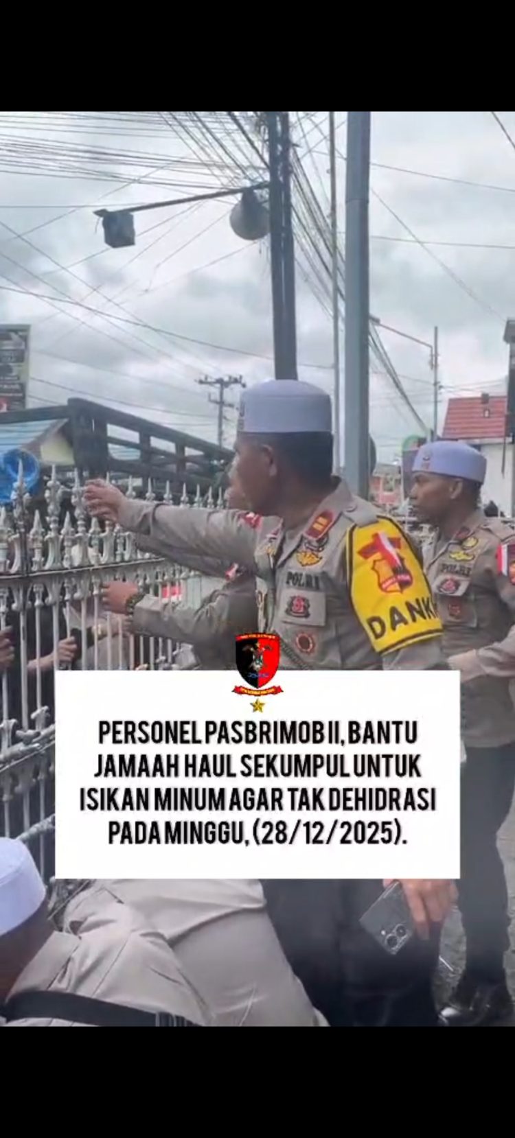 Personel Pasbrimob II Sigap Cegah Dehidrasi Jamaah di Tengah Kepadatan Hampir 5 Juta Orang