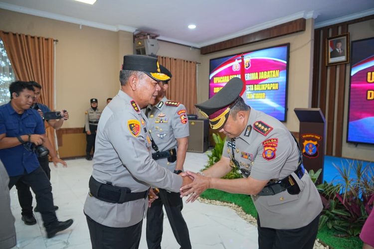 Rotasi Jabatan, Kapolda Kaltim Pimpin Upacara Sertijab Dirlantas dan Kapolresta Balikpapan