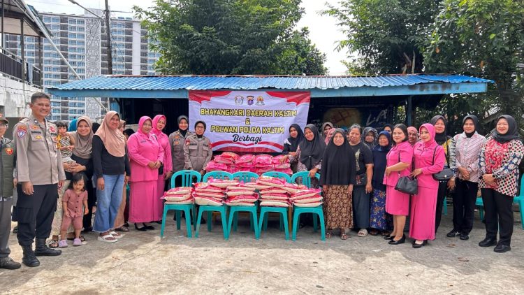 Polwan Polda Kaltim dan Bhayangkari Berbagi 100 Karung Beras untuk Warga Baru Ilir