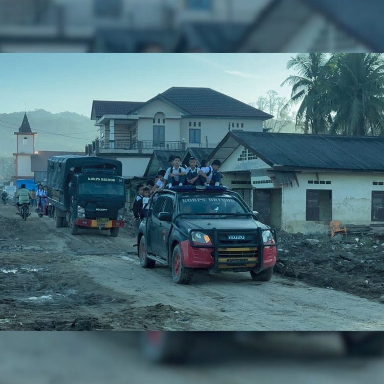 “Brimob Sumut Hadir Mengantar Masa Depan Misi Kemanusiaan untuk Anak-Anak Garoga”
