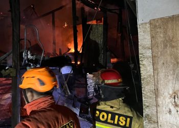 Sinergi Tanggap Darurat, Personel Pammat Dit Samapta Polda Kaltim Tangani Kebakaran Rumah Warga di Balikpapan Barat
