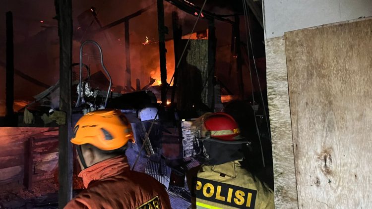 Sinergi Tanggap Darurat, Personel Pammat Dit Samapta Polda Kaltim Tangani Kebakaran Rumah Warga di Balikpapan Barat