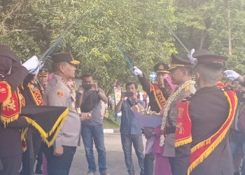Melepas Keberangkatan Wakapolda Kaltim dengan Tradisi Pedang Pora, Kapolda Kaltim Pimpin Sertijab PJU Polda Kaltim