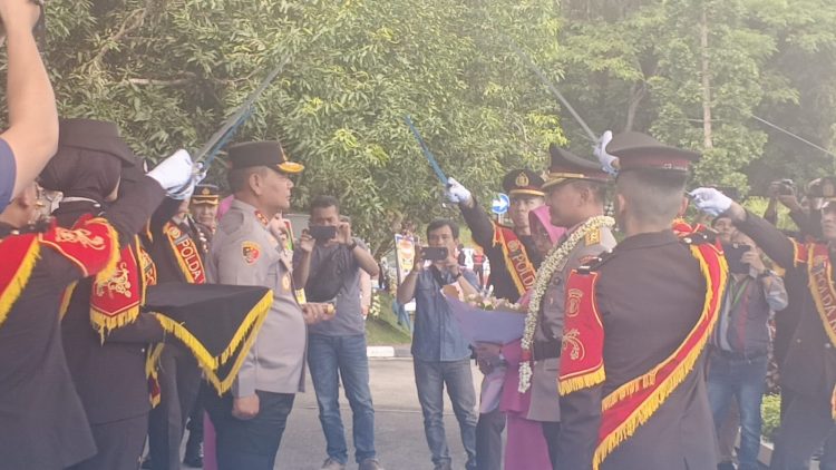 Melepas Keberangkatan Wakapolda Kaltim dengan Tradisi Pedang Pora, Kapolda Kaltim Pimpin Sertijab PJU Polda Kaltim