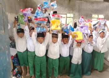Siswa Babunajah Angkat Sepatu, Mengangkat Juga Rasa Malu Negara