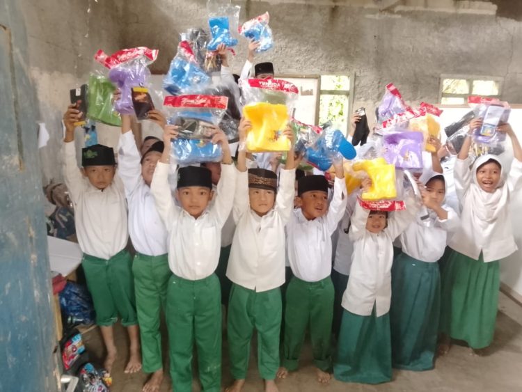 Siswa Babunajah Angkat Sepatu, Mengangkat Juga Rasa Malu Negara