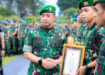 Pangdam VI/Mulawarman Beri Penghargaan kepada Prajurit Berprestasi di Ajang Karate
