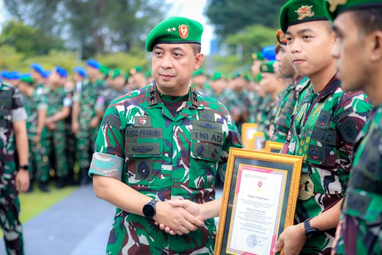 Pangdam VI/Mulawarman Beri Penghargaan kepada Prajurit Berprestasi di Ajang Karate
