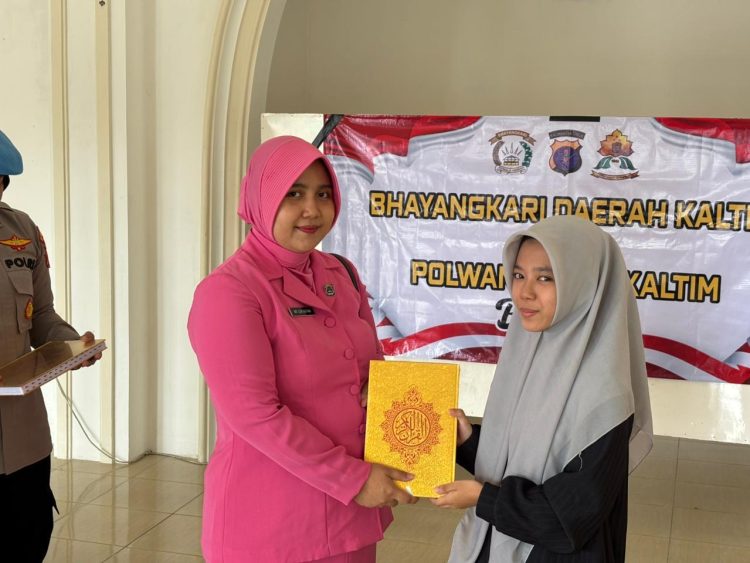 Polwan Polda Kaltim Bersama Bhayangkari Berbagi di Pondok Pesantren Syaichona Cholil Balikpapan