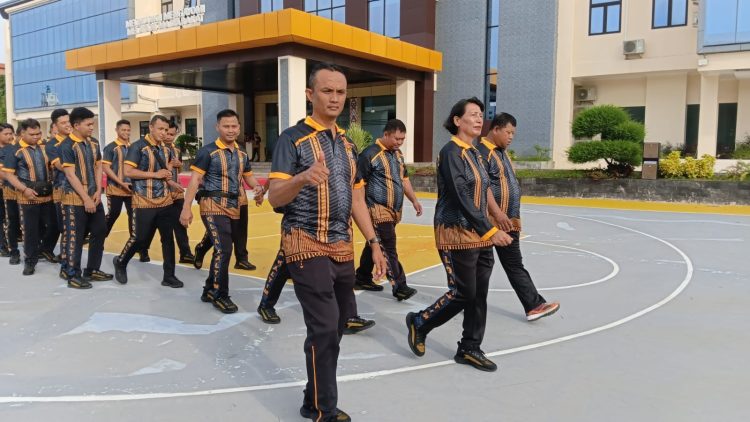 Jumat Sehat, Kapolresta Balikpapan bersama PJU dan Seluruh Personel Polresta Balikpapan Ikut Serta Jalan Santai