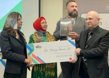 Penulis Salwa Bakr dan Denny JA Terima Penghargaan Sastra BRICS Pertama, Hadiah Rp 200 Juta