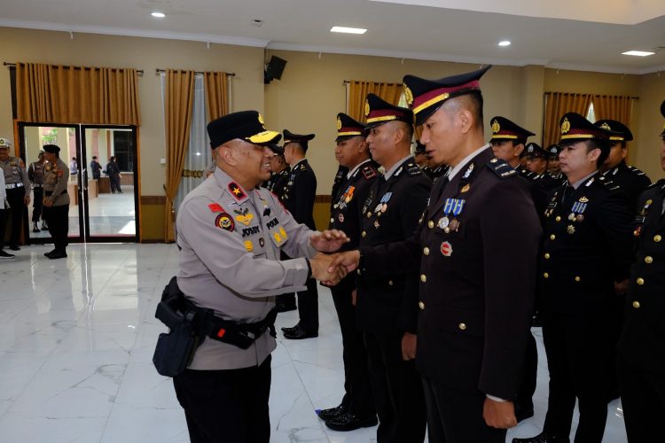 445 Personel Polda Kaltim Terima Tanda Kehormatan Satyalencana Pengabdian