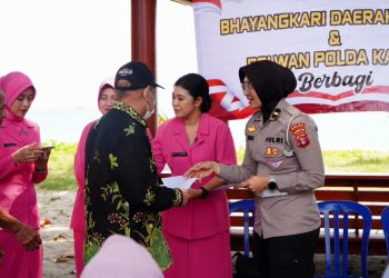 Polwan Polda Kaltim Bersama Bhayangkari Berbagi Tali Asih kepada Warga Klandasan Ilir