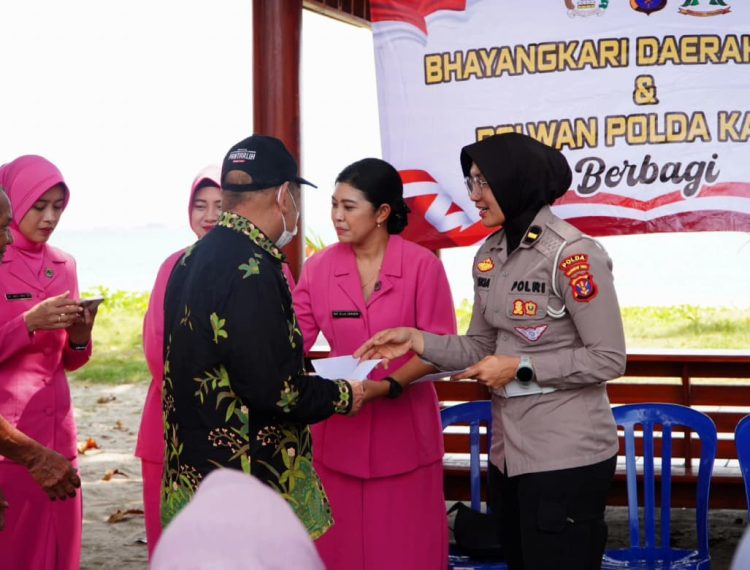 Polwan Polda Kaltim Bersama Bhayangkari Berbagi Tali Asih kepada Warga Klandasan Ilir