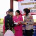 Polwan Polda Kaltim Bersama Bhayangkari Berbagi Tali Asih kepada Warga Klandasan Ilir