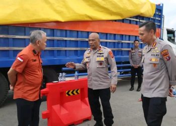 Wakapolda Kaltim Tinjau Langsung Insiden Kapal Feri Miring di Pelabuhan Semayang, Personel Gabungan Gerak Cepat Lakukan Evakuasi Korban