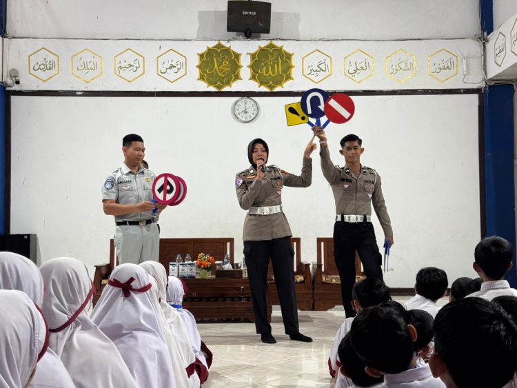 Polantas Menyapa, Ditlantas Polda Kaltim Edukasi Keselamatan Lalu Lintas Sejak Dini di SDIT Al-Auliya Balikpapan