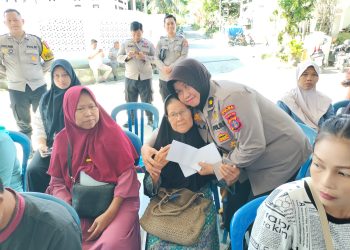 Polwan dan Bhayangkari Biro Rena Polda Kaltim Gelar Aksi Sosial Berbagi kepada Warga di Balikpapan