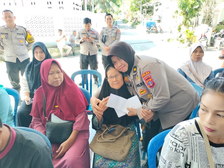 Polwan dan Bhayangkari Biro Rena Polda Kaltim Gelar Aksi Sosial Berbagi kepada Warga di Balikpapan