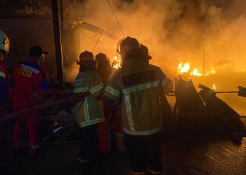 Respon Cepat Ditsamapta Polda Kaltim Padamkan Kebakaran Tempat Daur Ulang Sampah di Balikpapan