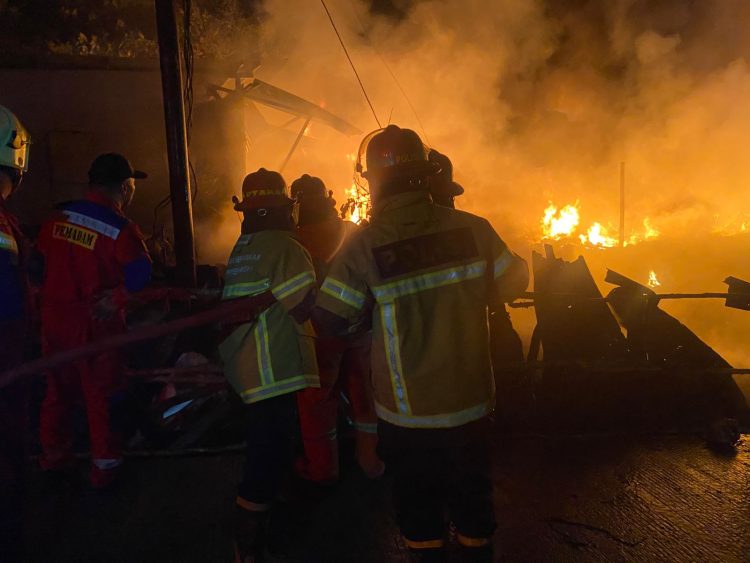 Respon Cepat Ditsamapta Polda Kaltim Padamkan Kebakaran Tempat Daur Ulang Sampah di Balikpapan