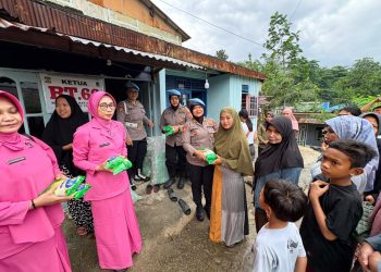 Polwan Bid Propam Bersama Bhayangkari Salurkan Baksos “Polda Kaltim Berbagi” di Batu Ampar