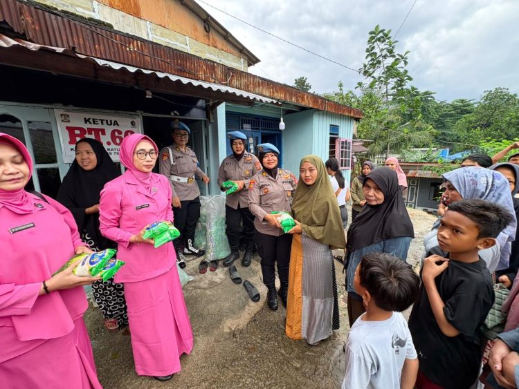 Polwan Bid Propam Bersama Bhayangkari Salurkan Baksos “Polda Kaltim Berbagi” di Batu Ampar