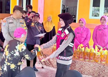 Polwan Polda Kaltim dan Bhayangkari Berbagi, Salurkan 100 Paket Minyak Goreng kepada Warga