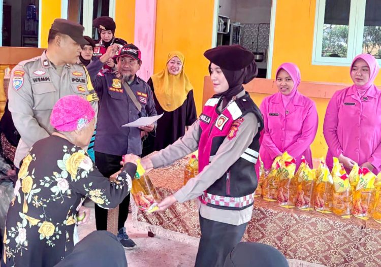 Polwan Polda Kaltim dan Bhayangkari Berbagi, Salurkan 100 Paket Minyak Goreng kepada Warga