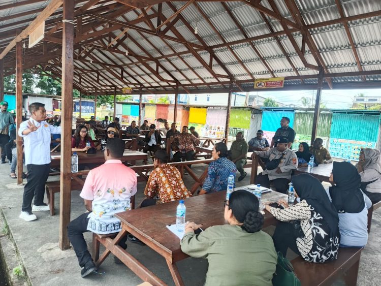 Komisi II DPRK Mimika Tinjau Pasar Sentral, Ajak Pedagang dan Disperindag Sepaham Tata Ulang Pasar