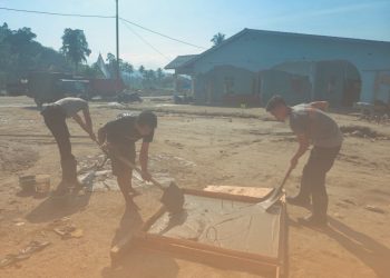 Dari Pengecoran Sumur hingga Pos Utama, Brimob Kawal Pemulihan Desa Garoga